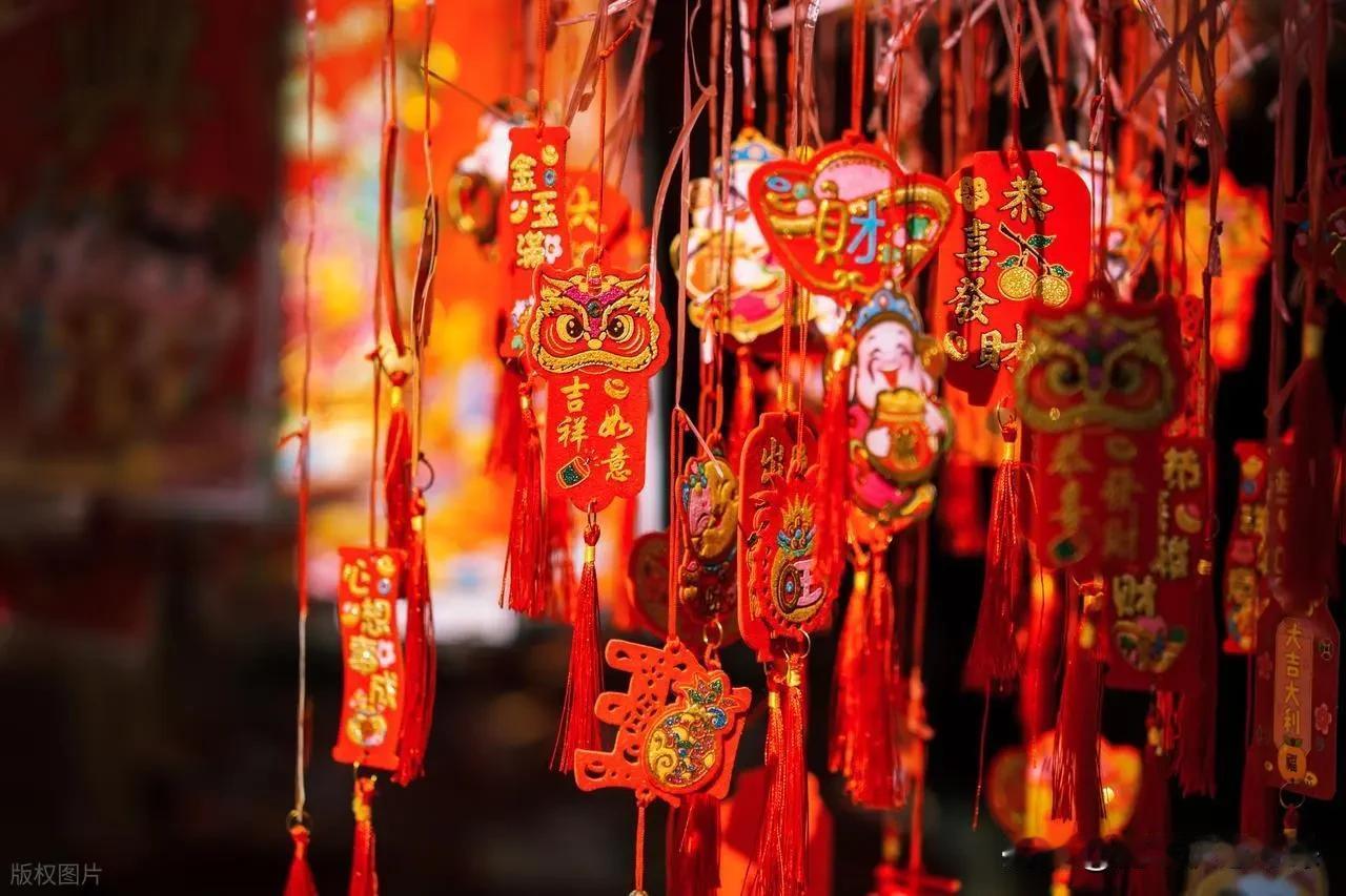 啥叫过年？这个回答戳中无数人！孩子开心、老人舒心，我们却累并快乐着
 
过年，到