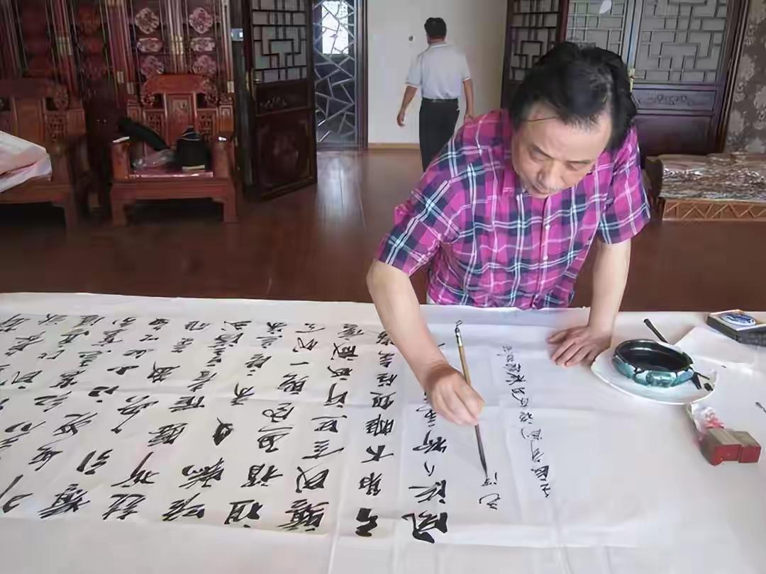 观刘福友先生书法，笔势酣畅沉厚，运笔提按顿挫分明，线条遒劲圆融，墨色浓淡相生，于
