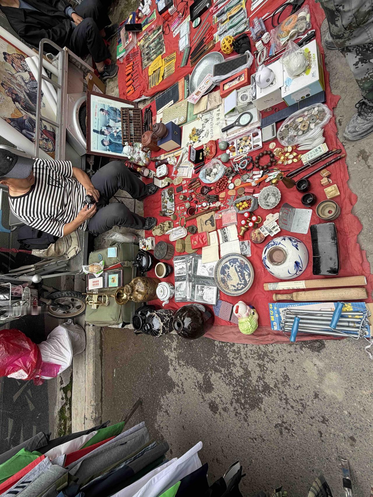 前天上午，我逛西安档子，在西仓西巷，看到一个地摊上，售卖二手拉力器，不由想起，以