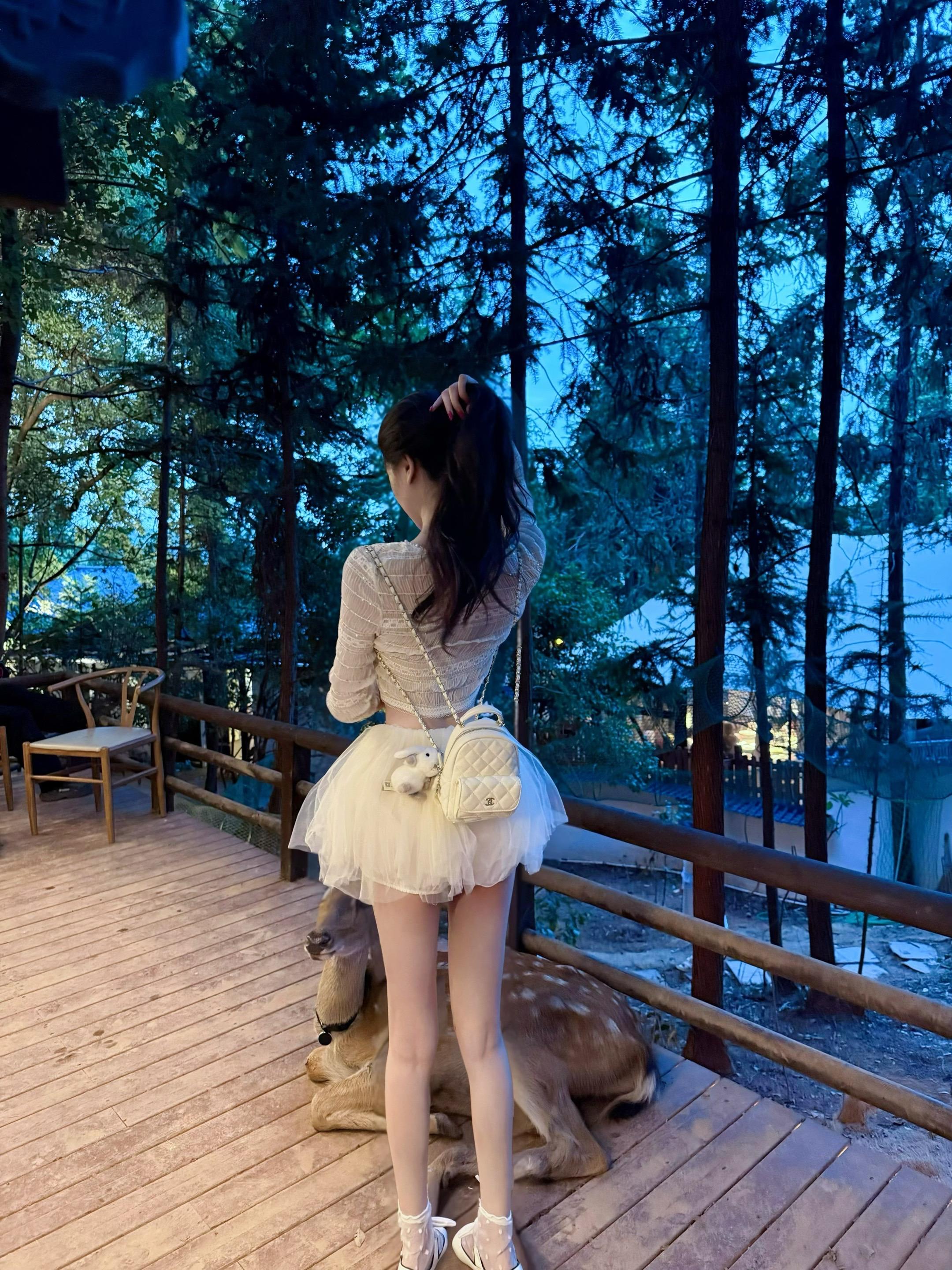 如果大家都讨厌你就好了我可以拉着你的手轻声告诉你只和我玩吧 她们都是坏...