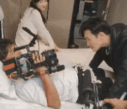 能告诉我，你们这是在做什么，在拍什么吗？[捂脸][捂脸][捂脸]