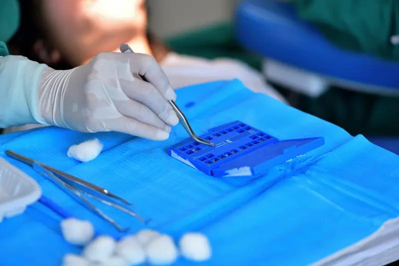 女子种牙被一次性拔12颗牙，术后心梗休克险丧命！诊所操作触目惊心
 
以为只拔3