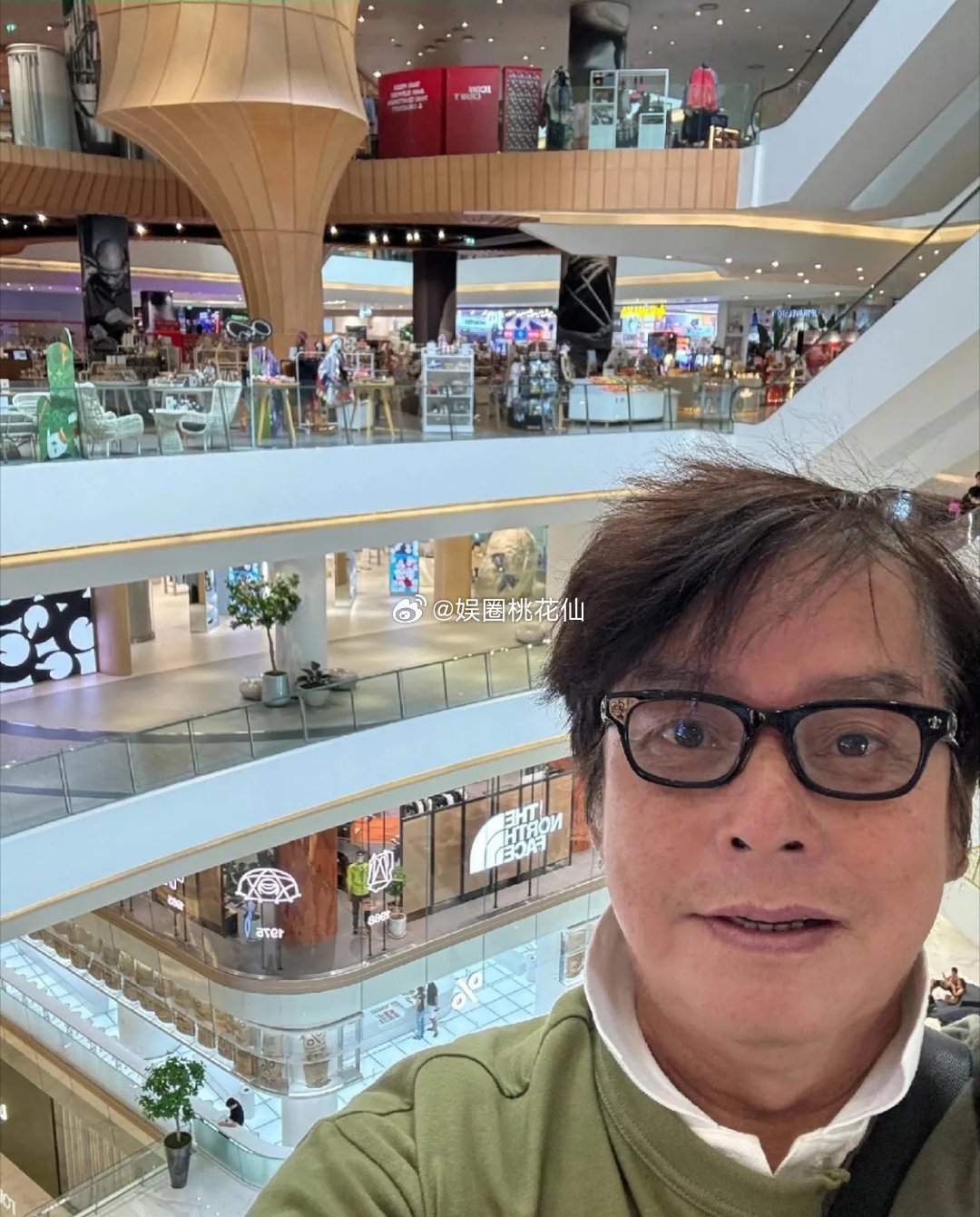 75岁的谭咏麟独自去泰国度假，状态真的让人羡慕！整个人面色红润、精神饱满，除了头