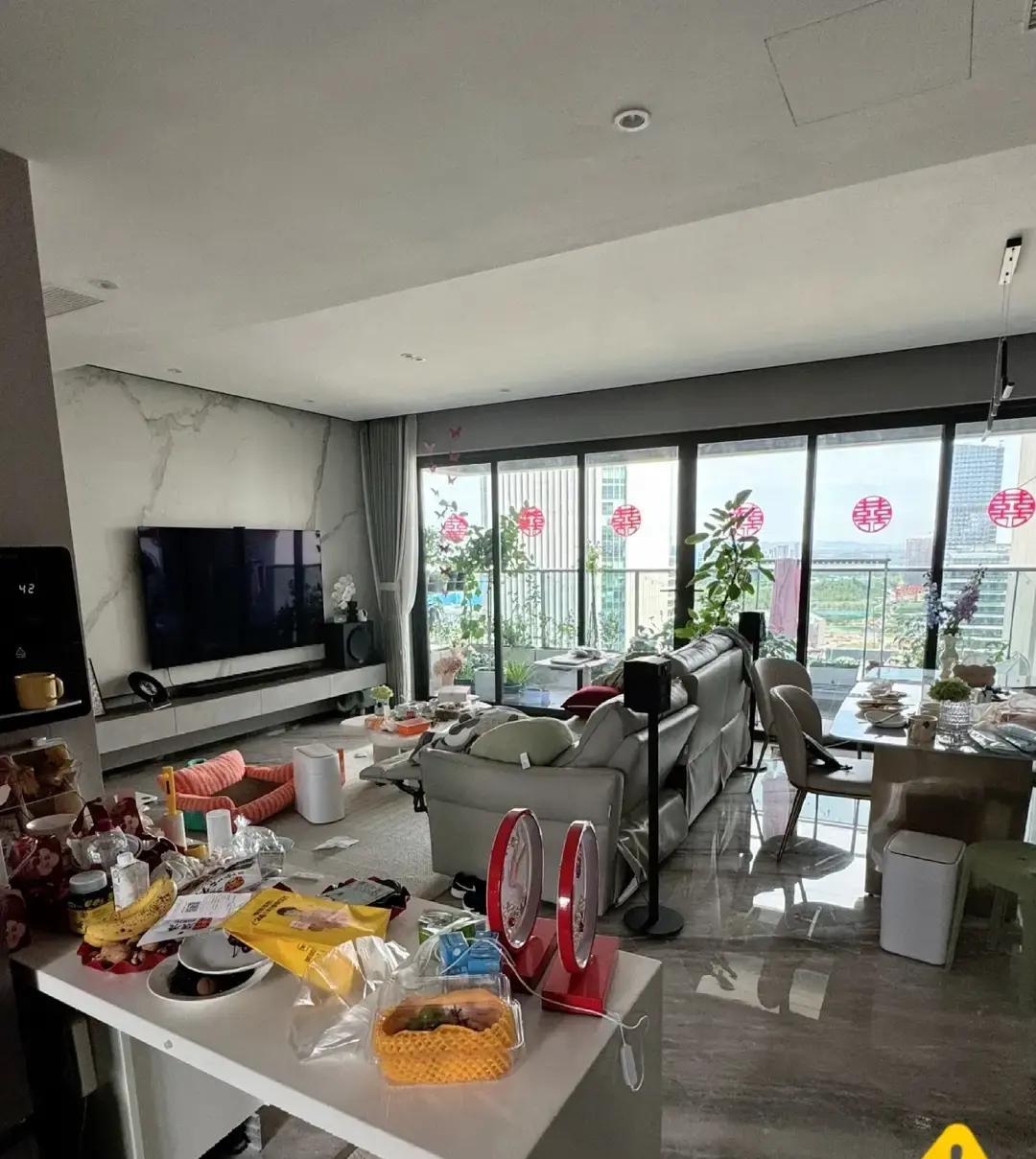 刷到一对小夫妻的180㎡婚房，猫毛在落地窗逆光里像下雪，电竞房和影音室并排，冰箱