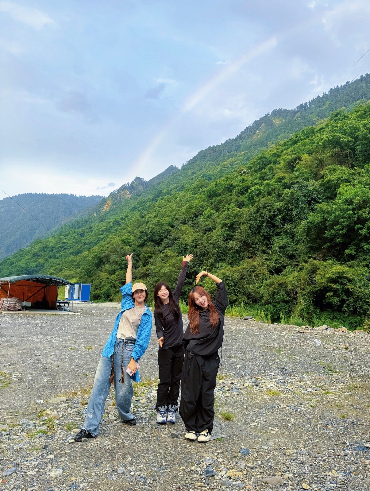 火箭少女101 xmj曾沛慈徐梦洁孟佳一起旅游 徐梦洁@ 曾沛慈 🍠更新合照 