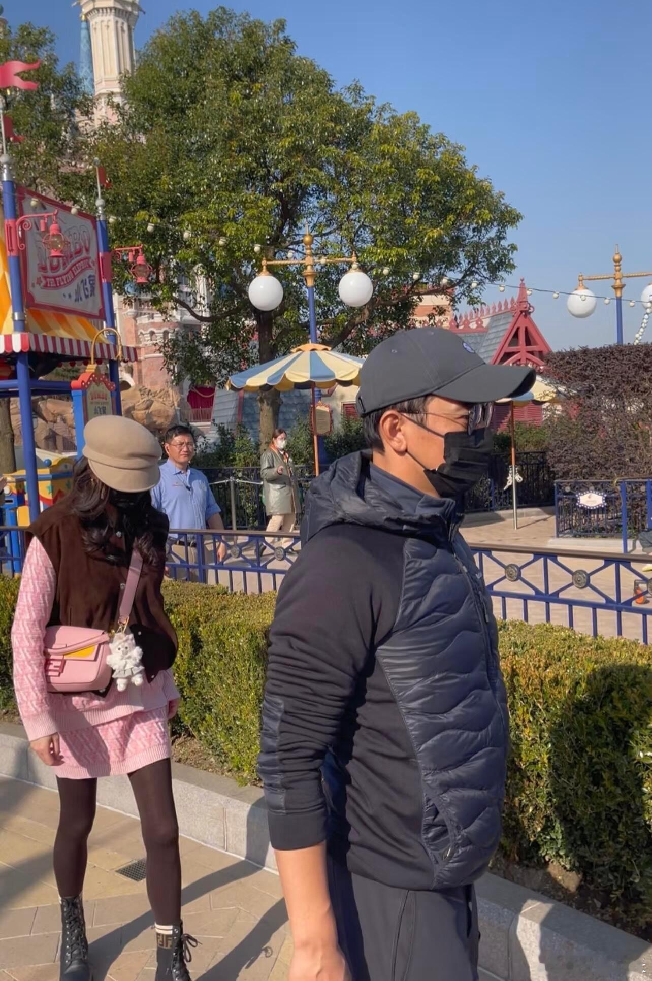 唐嫣罗晋带娃逛迪士尼  唐嫣罗晋一家逛迪士尼 唐嫣罗晋罕见合体带娃 