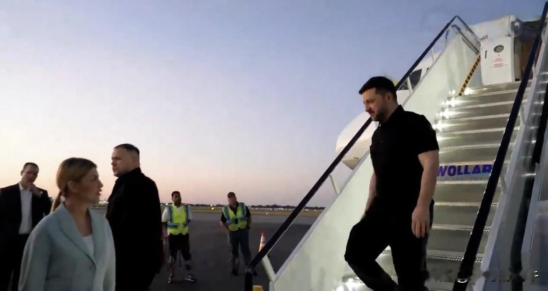 泽连斯基专机抵达迈阿密，标志性的战斗T恤，看上去略显臃肿，晃晃悠悠走下舷梯。
对