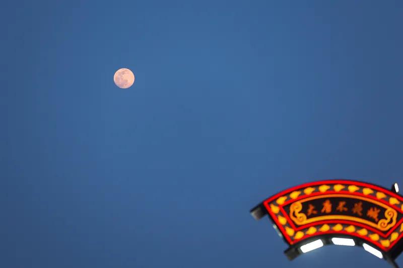 月洒清辉闺阁静，
相思独念意难平。
心期伴侣常相伴，
明月当空系彩云。