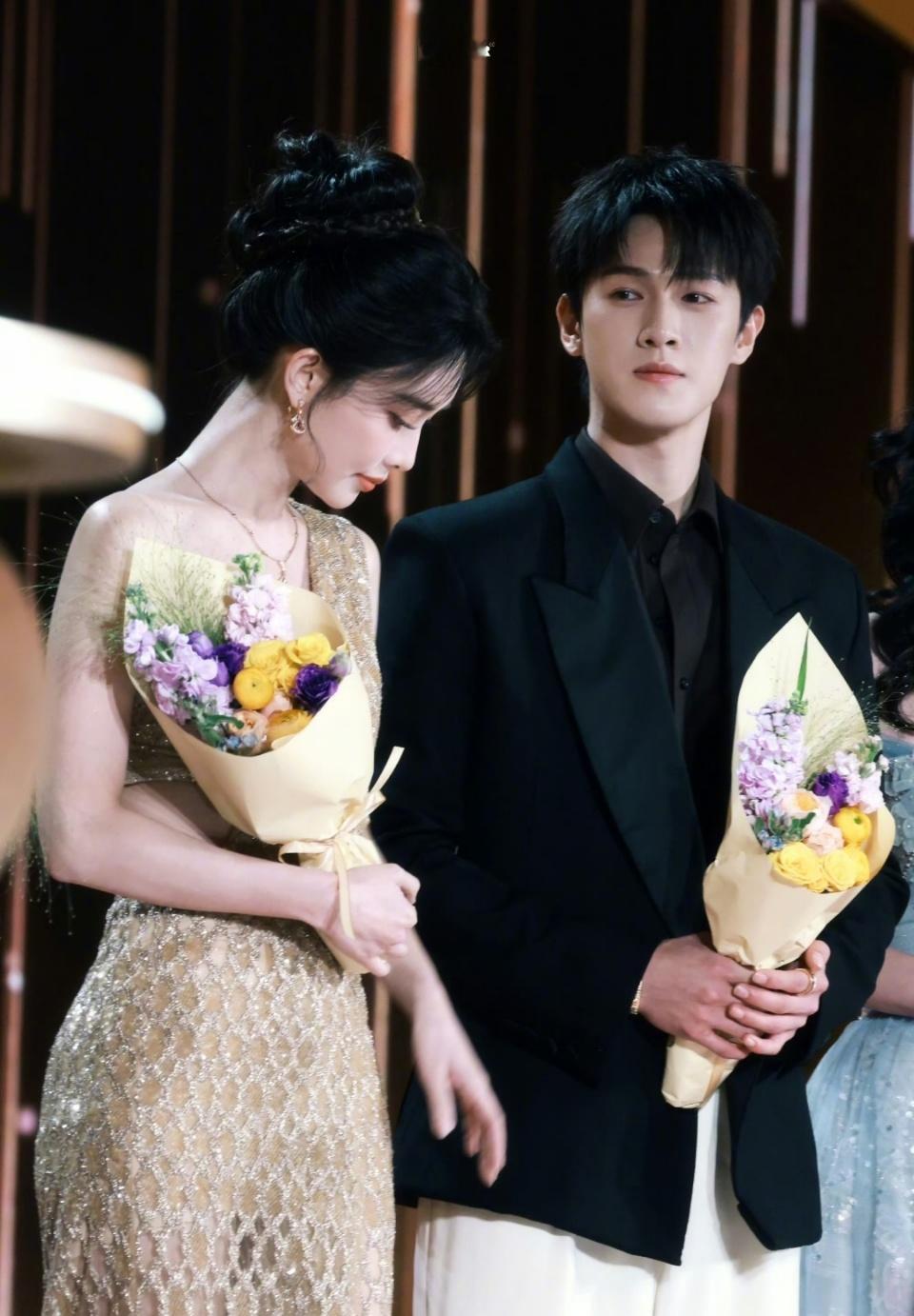 昀牵孟绕星光大赏座位孟子义李昀锐星光大赏挨着坐 真的太激动了吧也！！狠狠期待~~