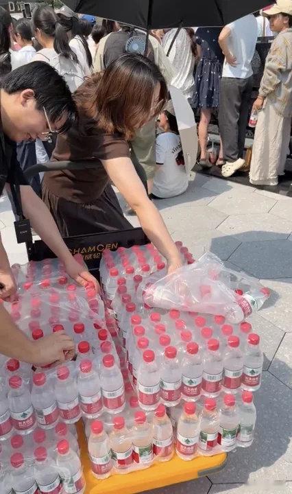 赵今麦给粉丝买水赵今麦别太暖心啊！线下活动天气很热，给粉丝发矿泉水了~赵今麦给粉