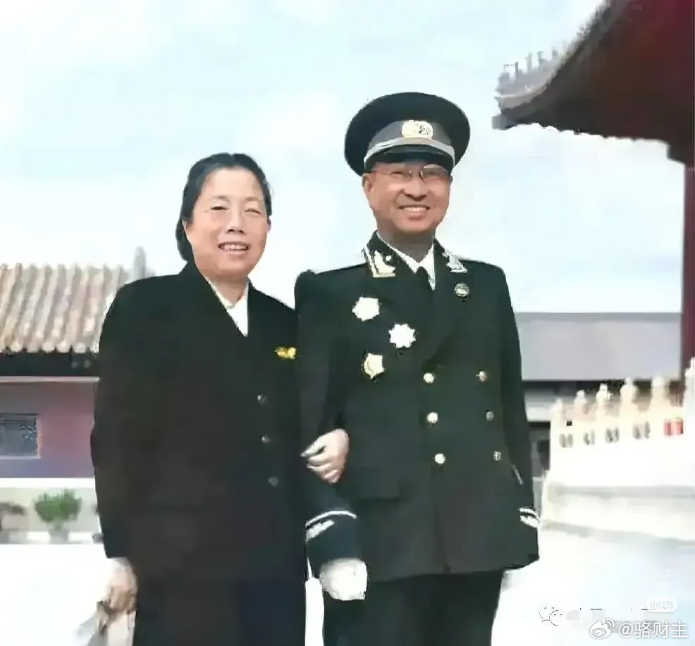 1955年，陈赓第一次穿上“大将礼服”，邓大姐挽着他的胳膊，留下了这一张珍贵的合