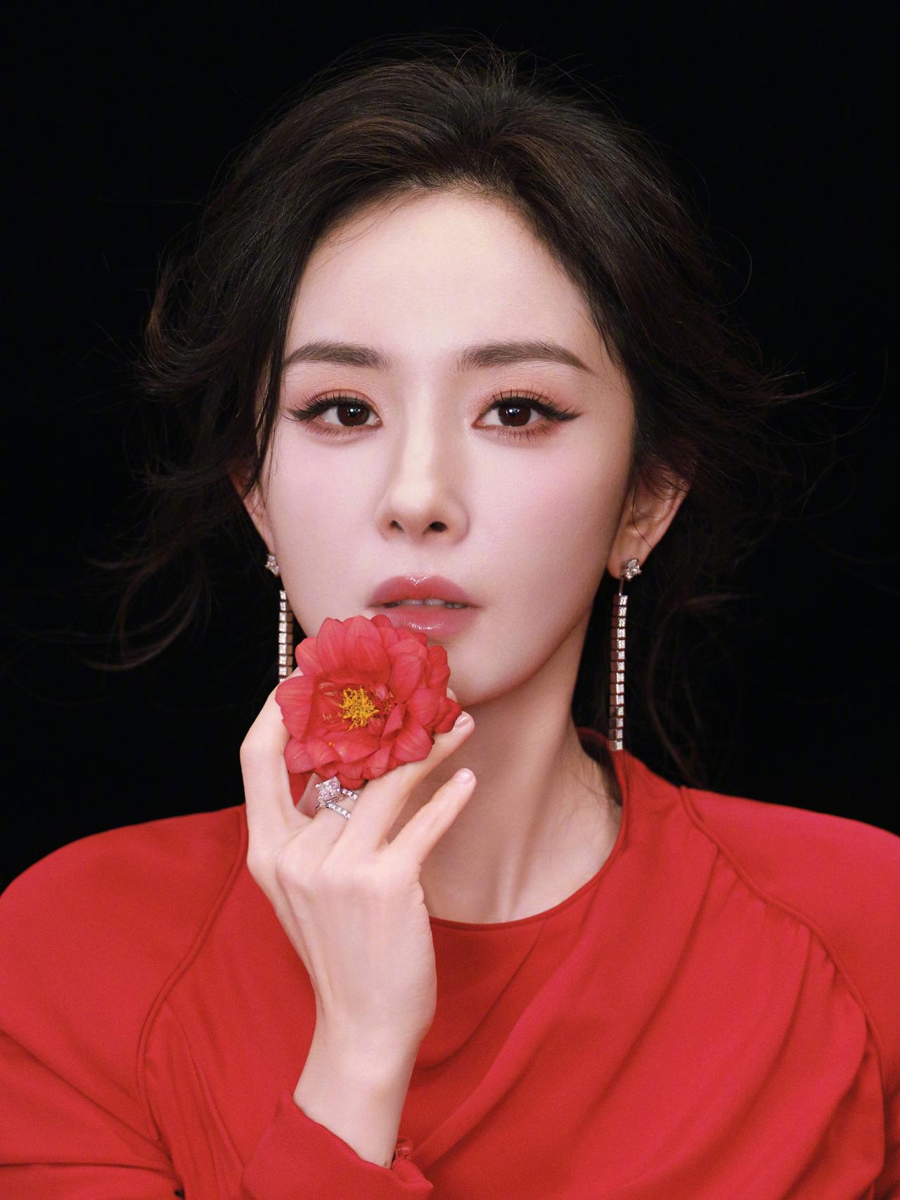 优雅与性感，你会怎么选成熟美人杨幂穿搭写真