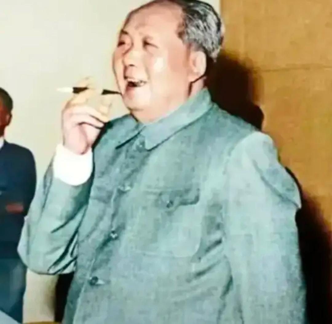毛主席也有脾气，他非要搬到游泳池居住，搬家成了头疼的大事。

毛主席原本居住在中