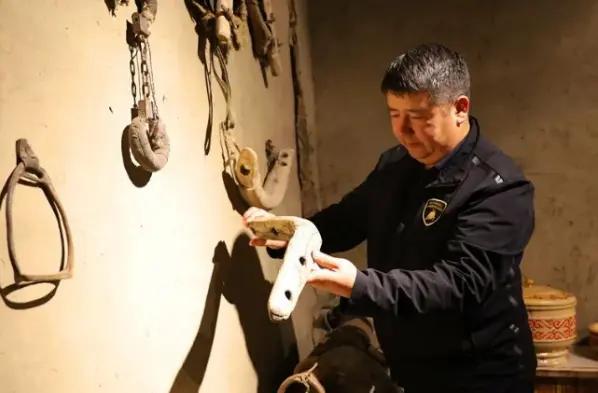 放弃外企回乡创业，加尔恒别克把草原民俗做成致富事业
 
加尔恒别克·胡马尔汉，男
