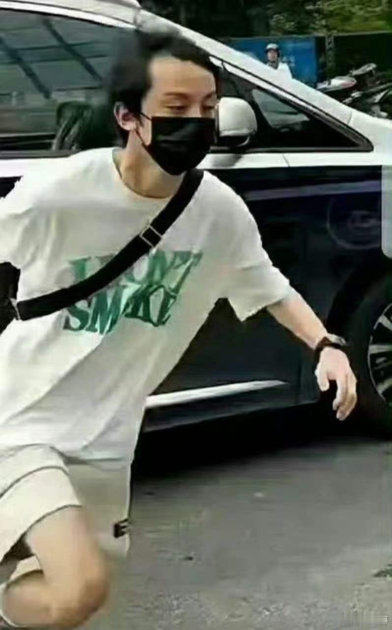 左航飞奔去砸老奶奶ing 