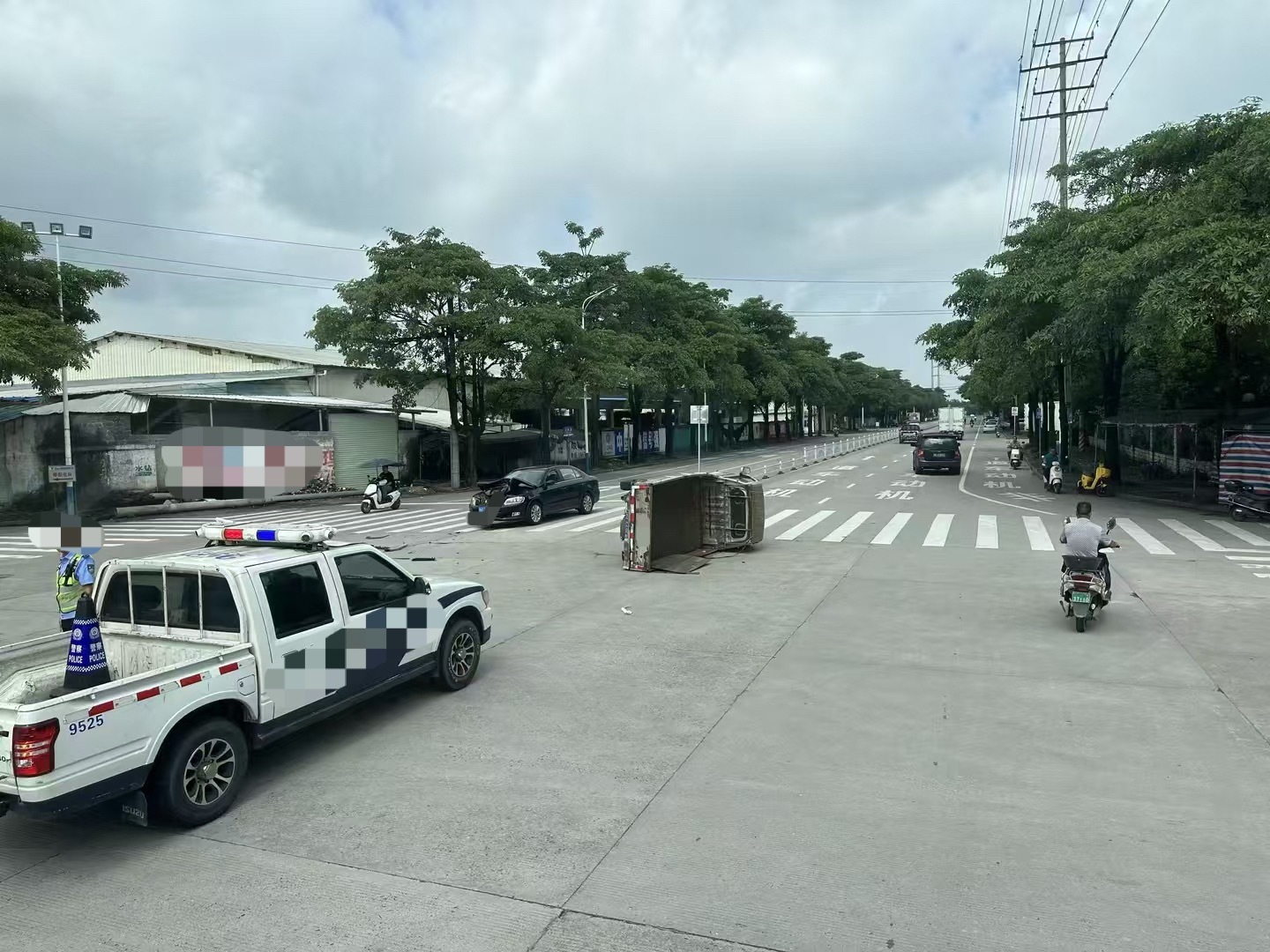 【玉林某柴工业园路口两车相撞一辆侧翻】7月9日，玉林市某柴工业园一路口斑马线上两