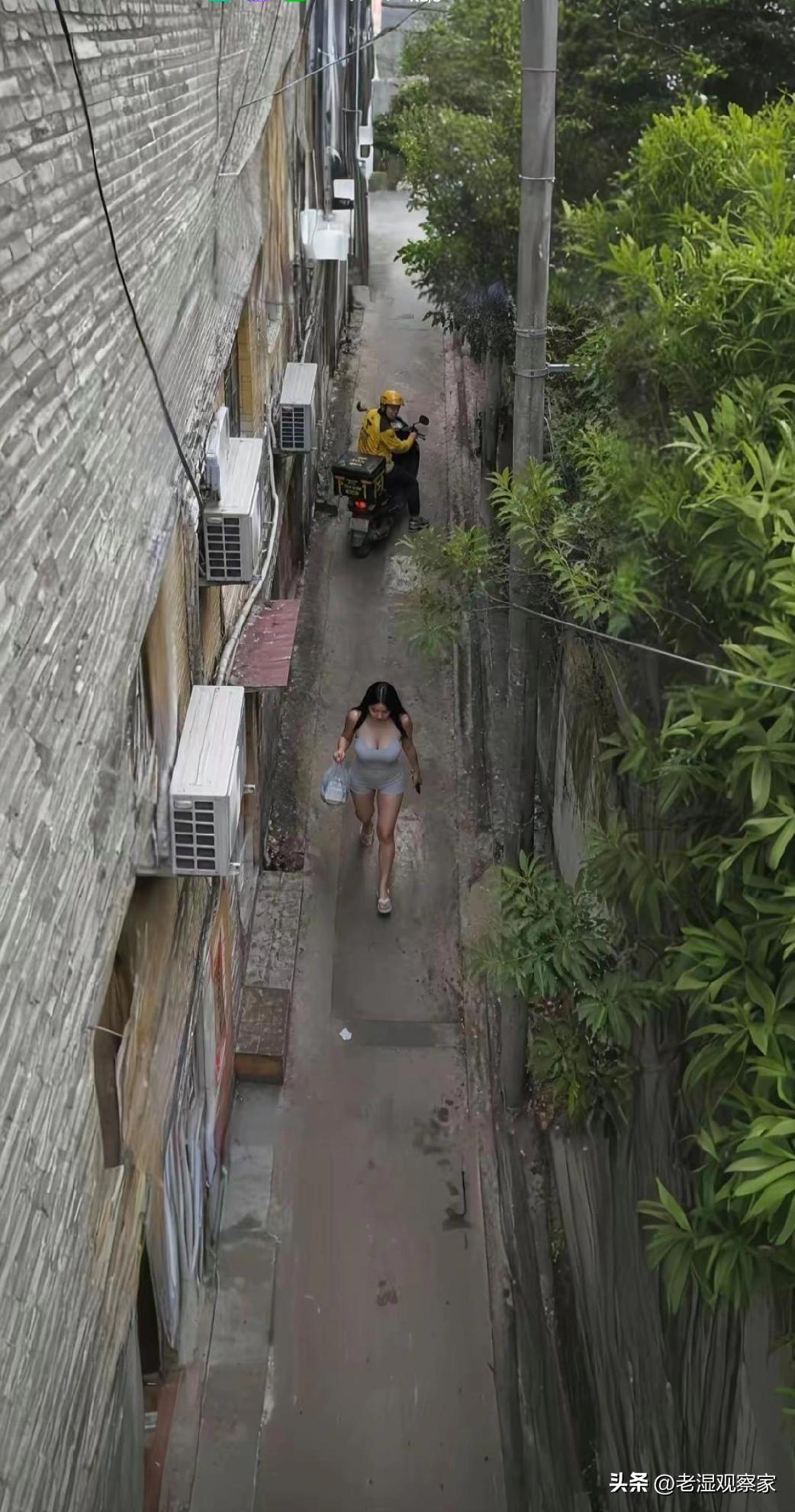 外卖小哥心想：好不容易给你送到这么难找的地方，扭头就走也不说声谢谢