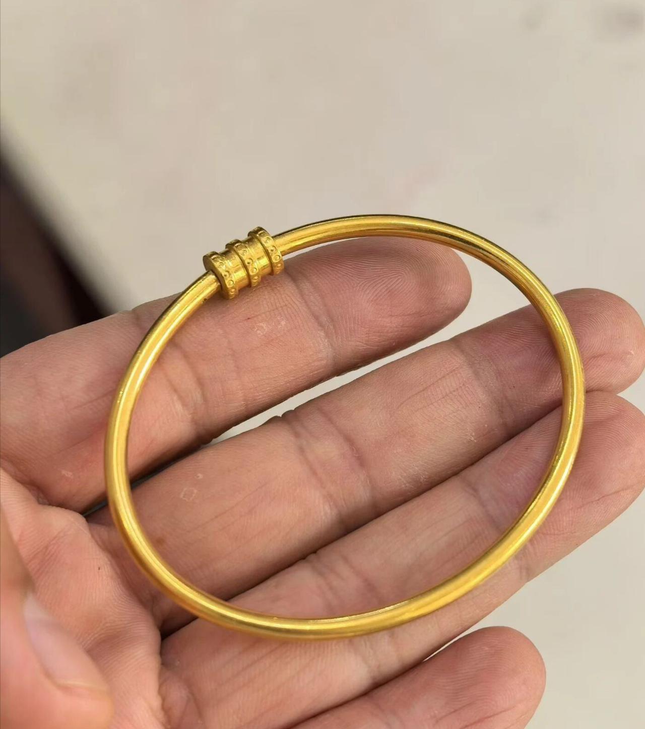 路上捡了一个金镯子不知道是真的还是假的？刚刚出门在路上捡了一个金镯子，拿在手里沉