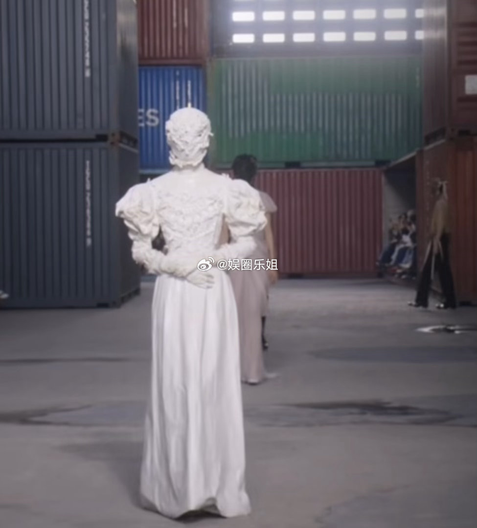 格伦·马滕斯（Glenn Martens）将梅森·马吉拉（Maison Marg