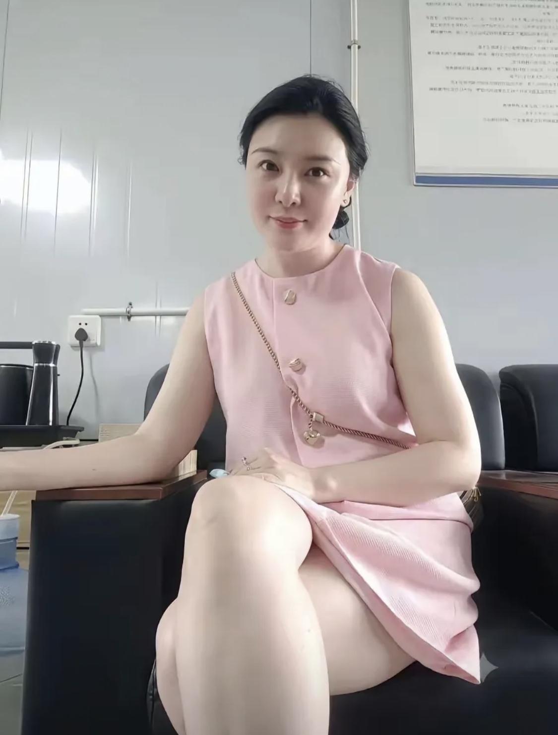 看看她的年龄，两数之和等于8。