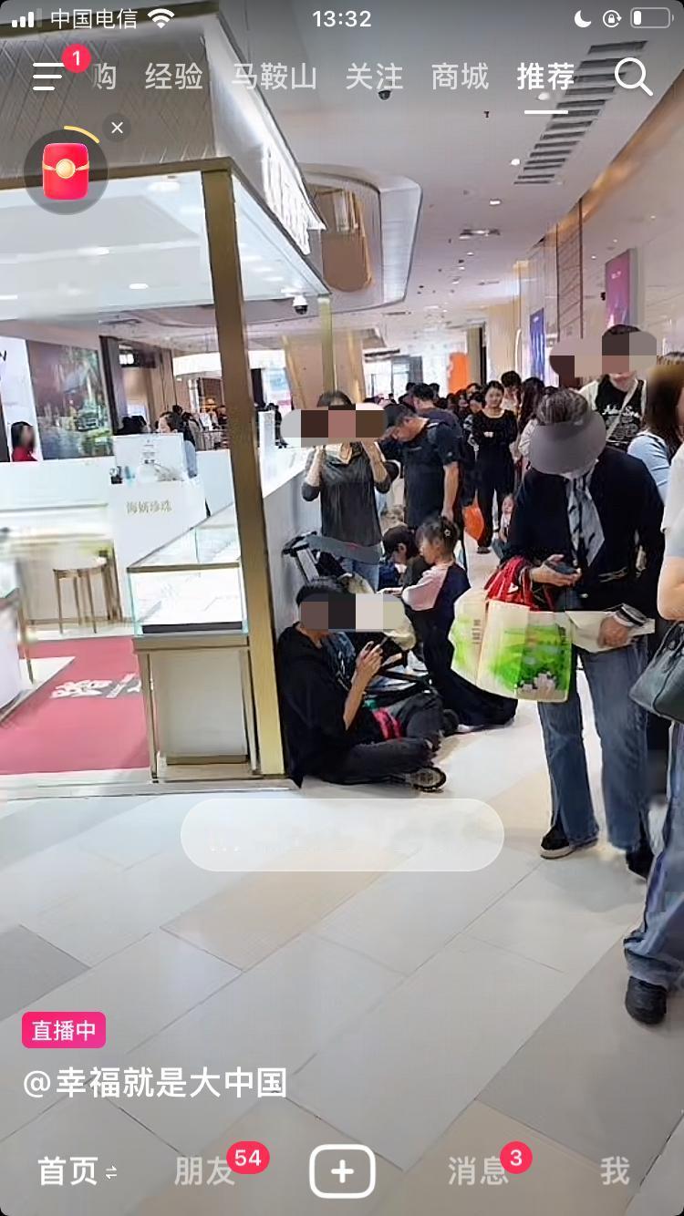 城际铁路开通后首个周末，金鹰里全是人，全是排队买詹记和卡旺卡的。全市一共四家卡旺