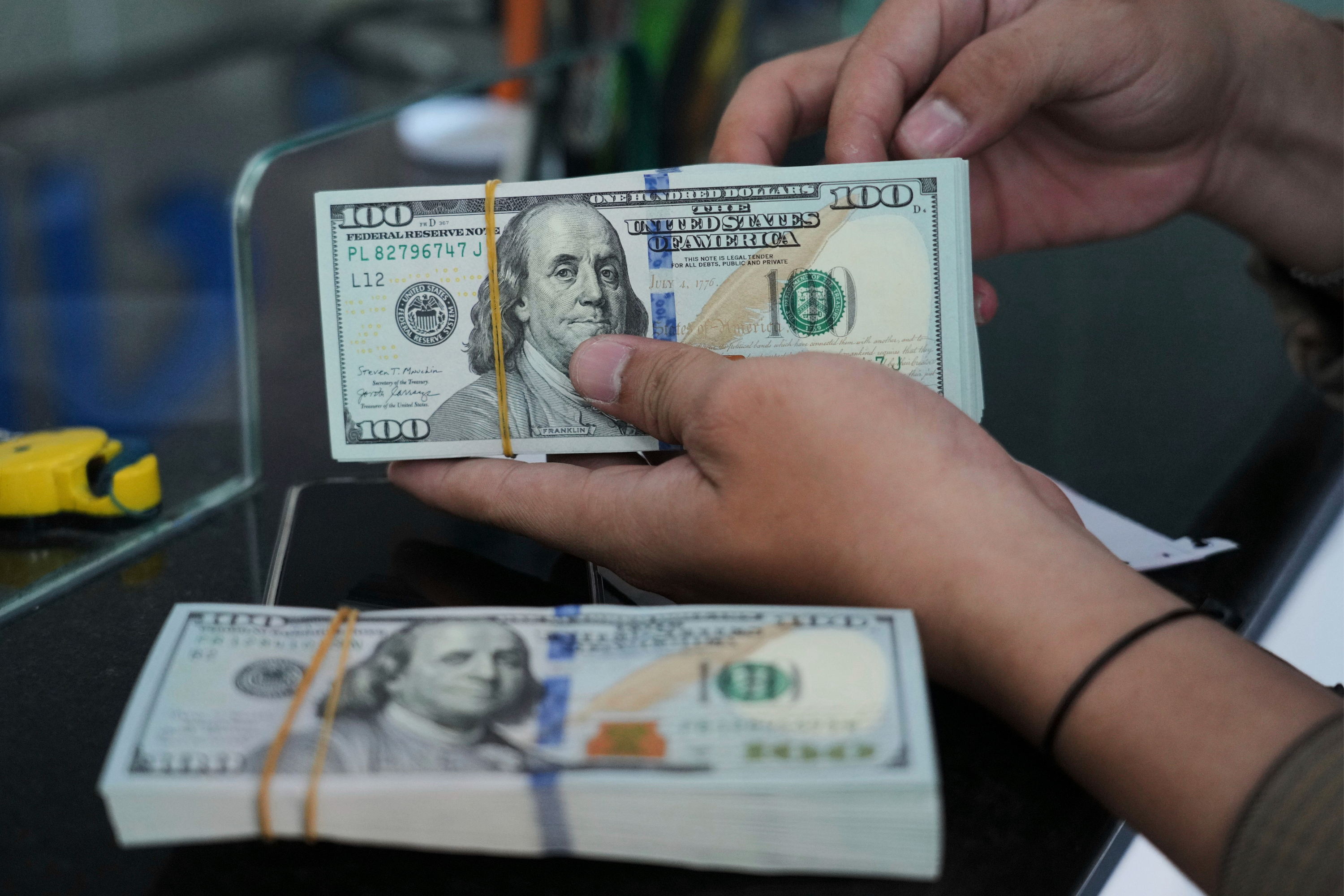 【日媒：调查显示#美元资产遭四成机构减持#】据《日本经济新闻》网站2月11日报道