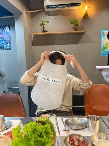 胡一天第一尊重食物之人胡一天这才是认真干饭的样子镜头捕捉胡一天干饭名场面，全身心