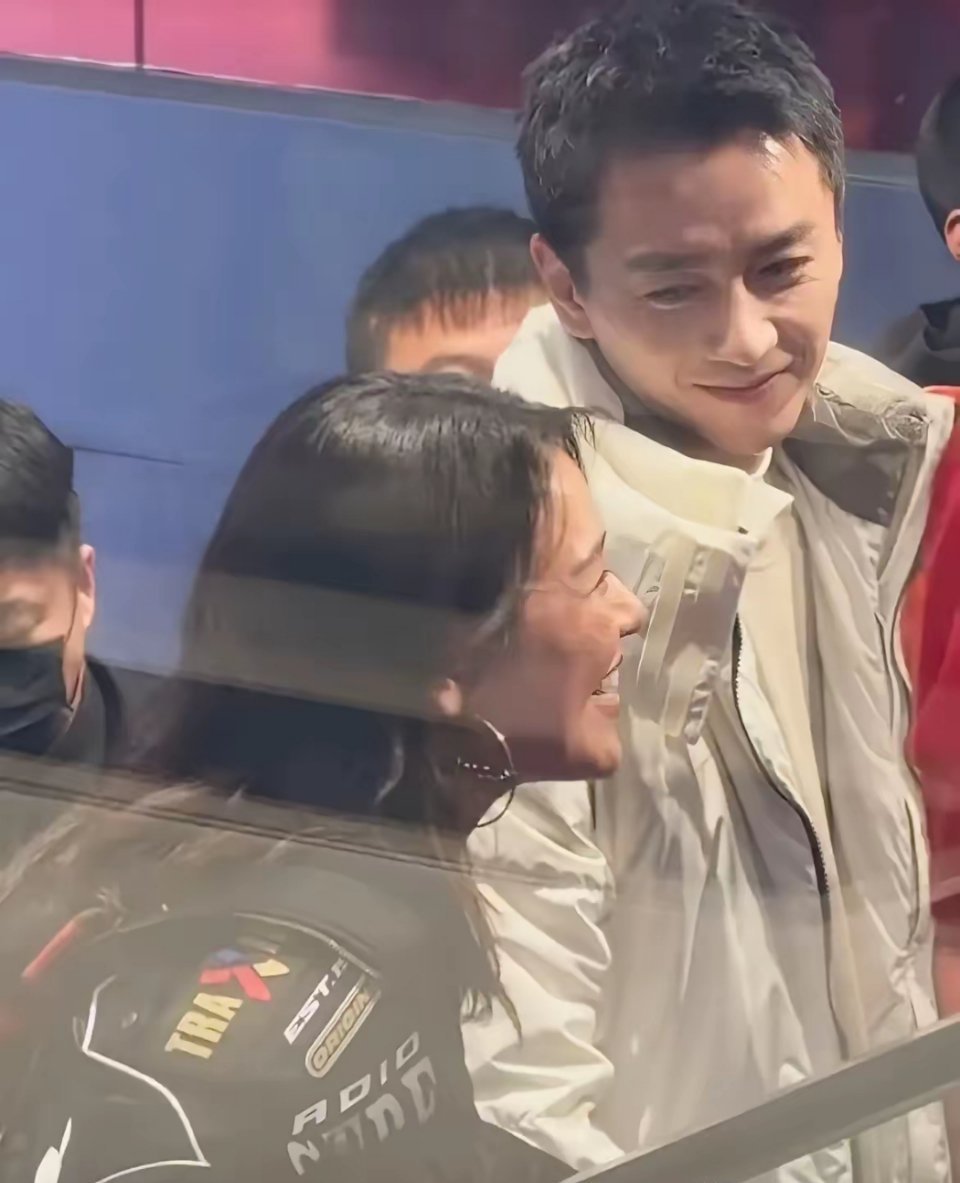 陈晓旁边站的是谁啊！两个人都笑的那么开心，陈晓含情脉脉的看着对方 