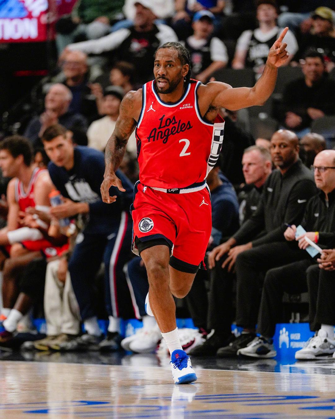 今天的小卡依旧给力！
全场25投14中，得到37分8篮板4助攻3抢断2封盖的全面