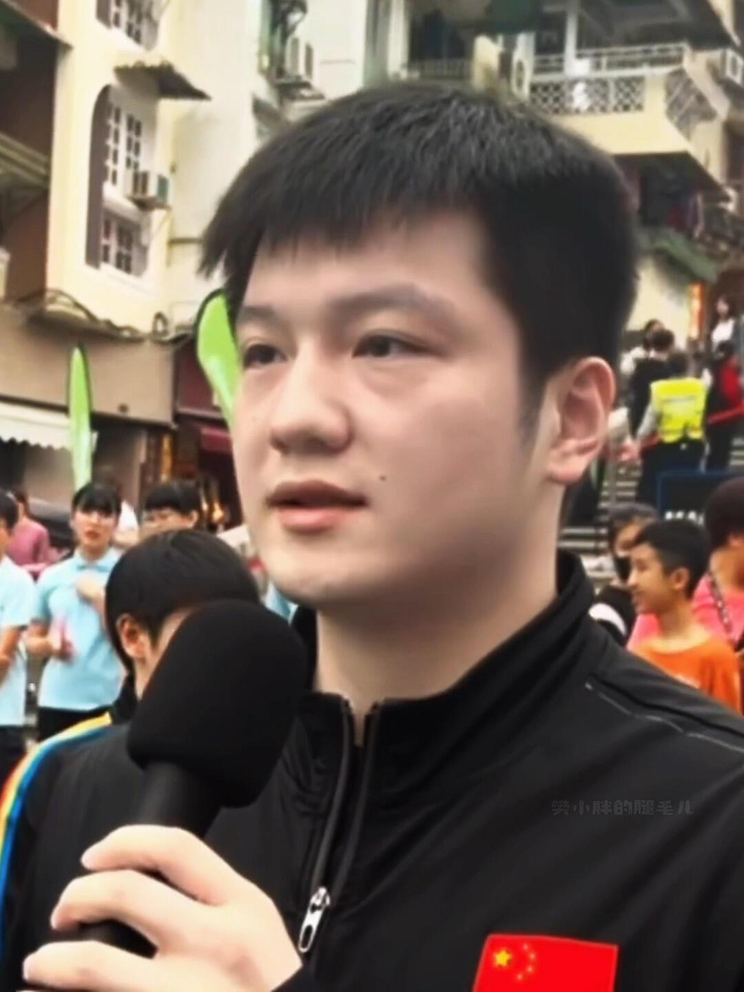 这是樊振东，太周正了，“人机东”就是这样秀气，拿着话筒，英语叭叭的说出来！
听东