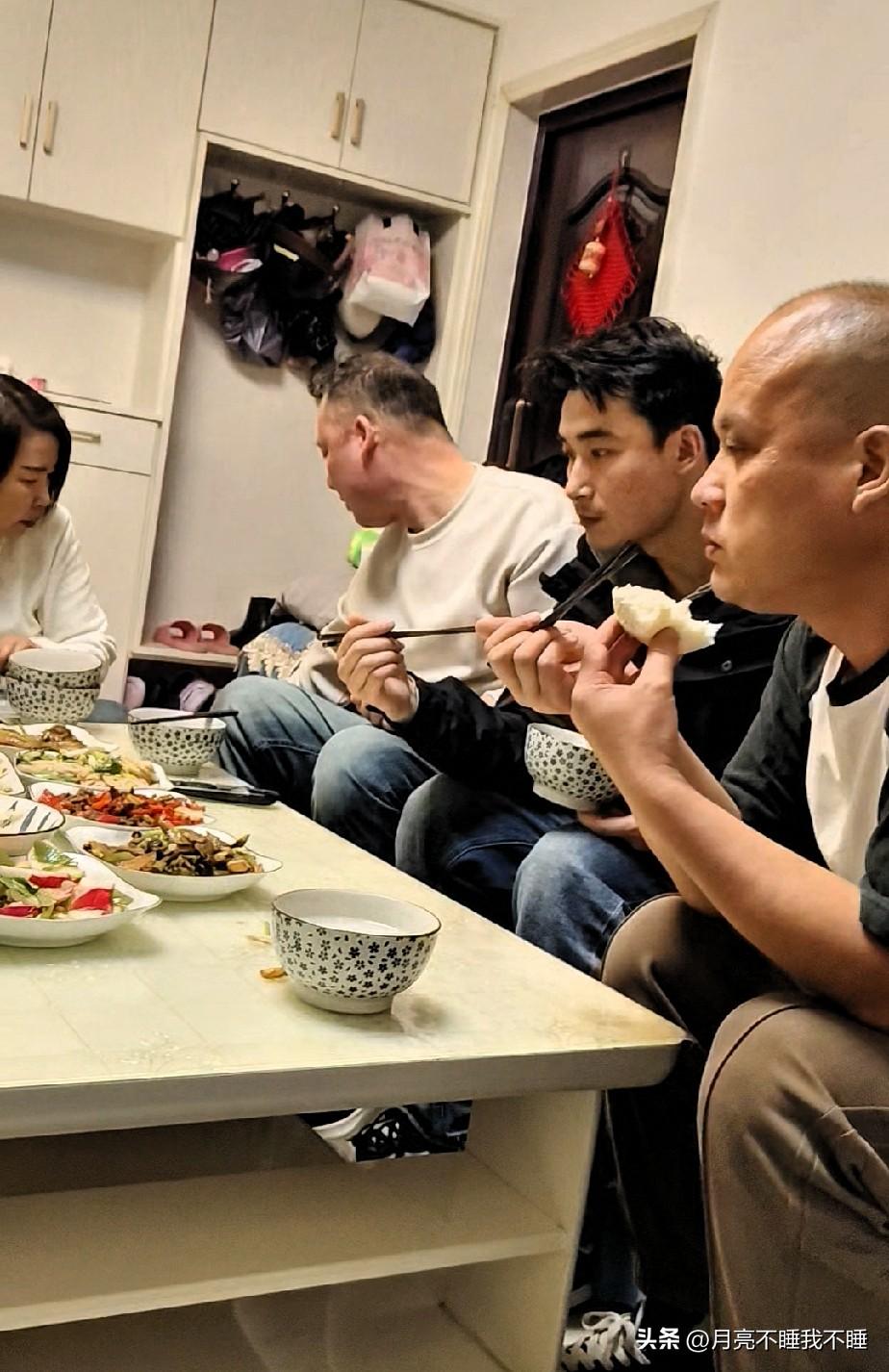 一家人的晚饭时光
 
今晚家里坐得满满当当，爸妈、大哥大嫂、二哥、我和弟媳都在。