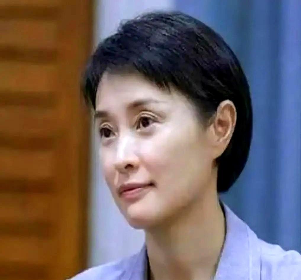 推掉90万片酬把男友塞进剧组，换来的却是一张留在空桌上的分手字条。

男方靠这部