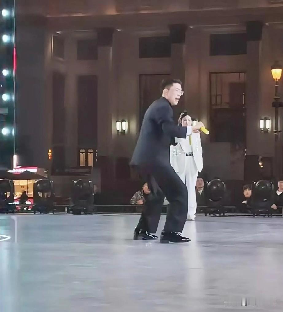 刷到顶流网红郭有才耍双截棍视频，别说，还真有模有样。他模仿周杰伦耍了一套双截棍，