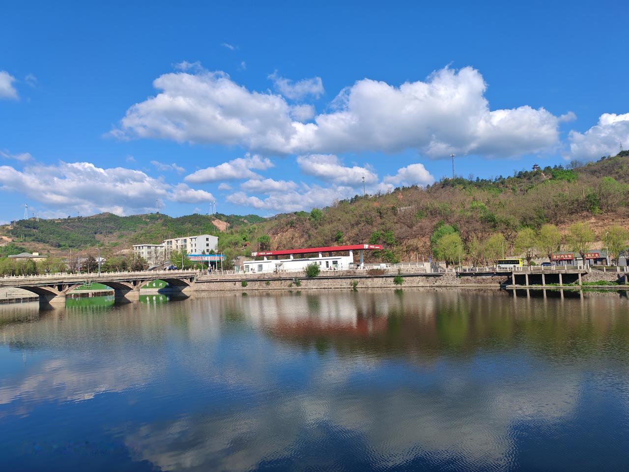 天高气爽时，抬眼即见蓝天白云。白云如天空中行驶的小船，又像诱人的棉花糖，令人垂涎