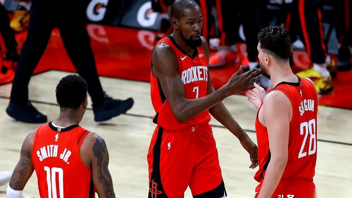 我跟你讲，这事儿就离谱。
翻开联盟球员进攻效率榜，第一名，火箭的。
第四名，火箭