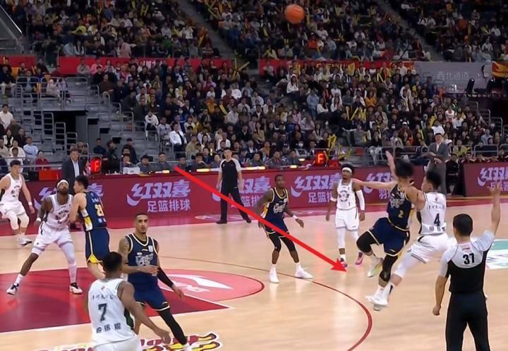 邬挺嘉把腿伸得老长，明显是想“碰瓷”，造徐杰的犯规。结果用力过猛，一脚把徐杰踢倒