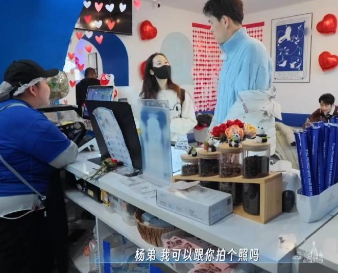 孙杨在俄罗斯被女粉求合影遭拒，还误认路人是女生老公，尴尬场面引热议。
 
相关片