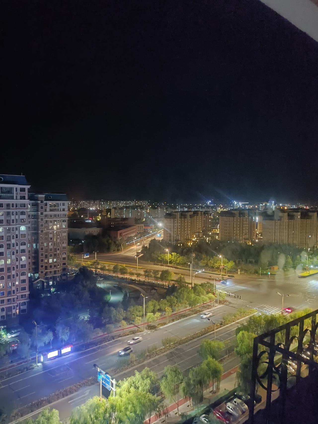 唉呀看看，这就是夜晚伊旗红海子滩，几年前还是荒凉草滩，后来开发了蓝天家园，现在转