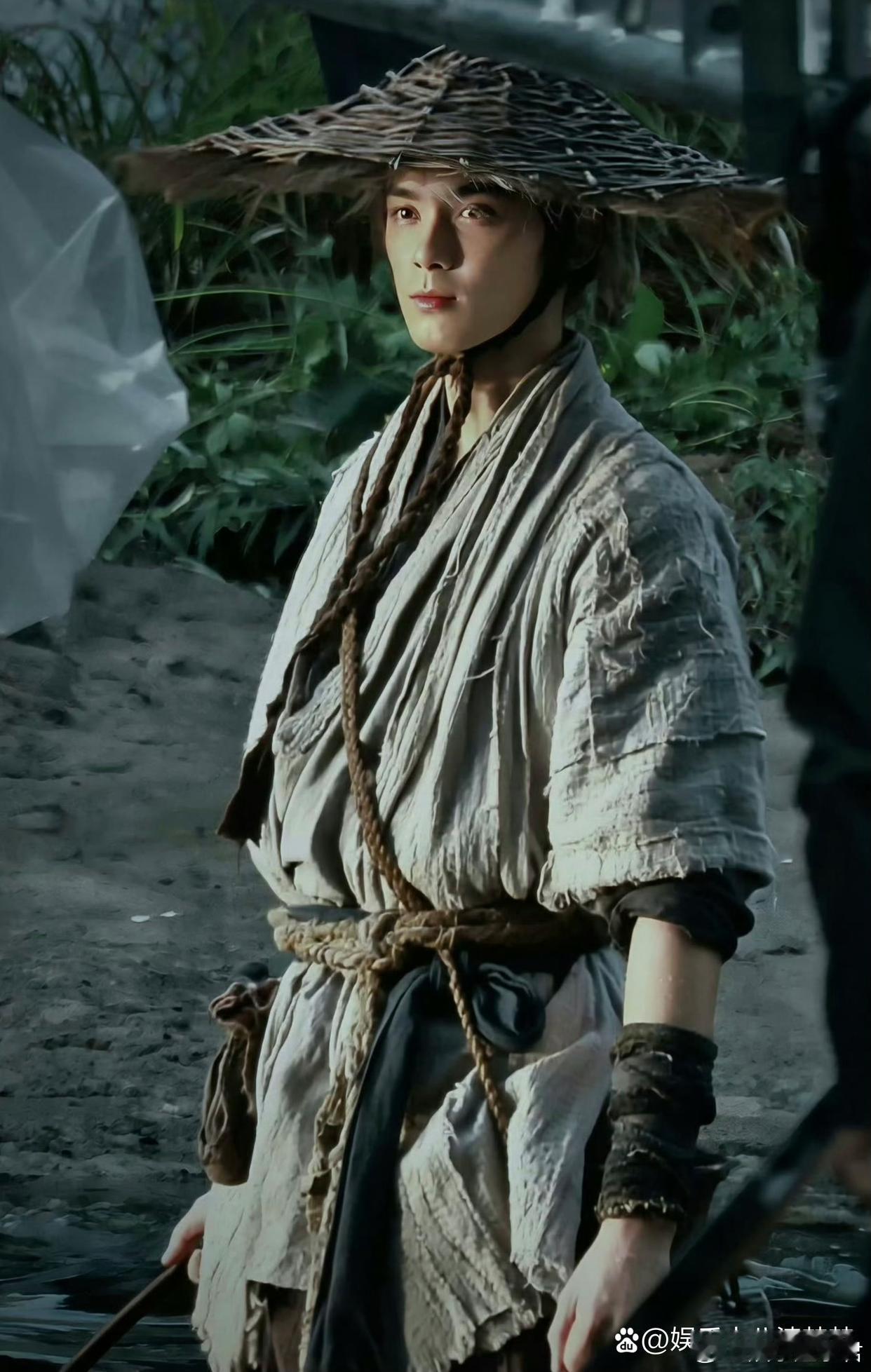 吴磊《剑来》饰演陈平安试拍路透造型来了，这身粗布麻衣还挺有质感的，而且眼神也很对