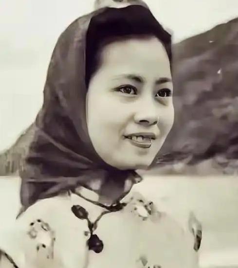 1943年，东江纵队19岁女情报员被叛徒卖给日本人，跳江前她朝特务头子笑了一下，