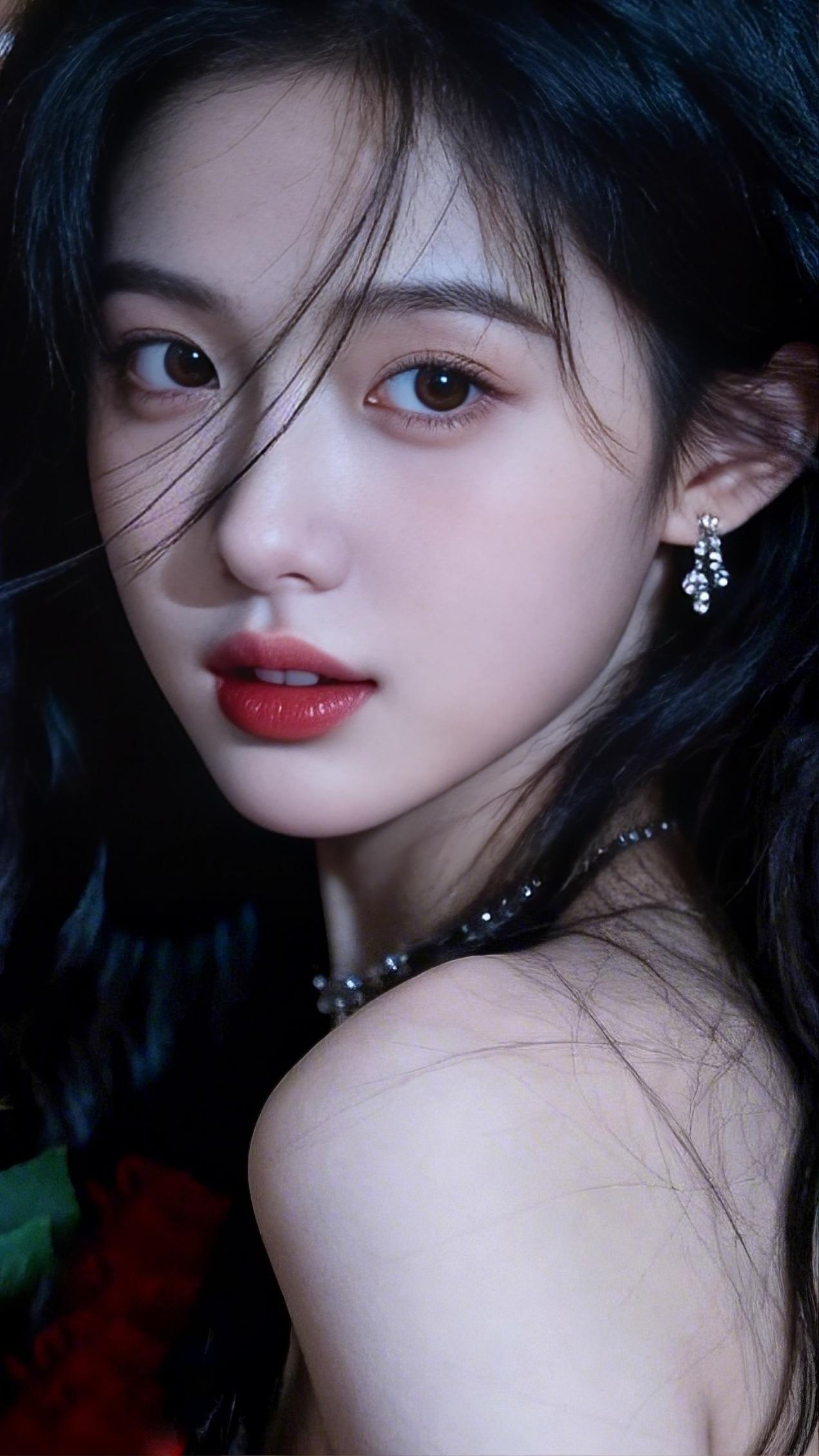 九帧同绘乌发冷艳仙。发如瀑垂落拂肩颊，耳饰钻石花形耀微光，红唇似焰绽妩媚。雪肌凝