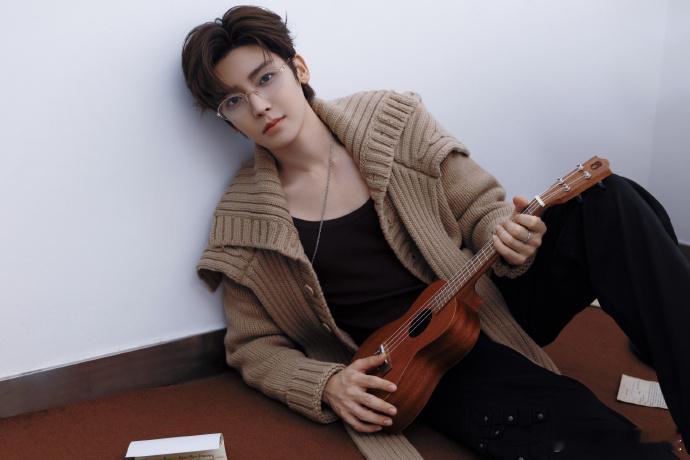 侯明昊顶级过肺 这才是偶像剧的正确打开方式！贴近耳边的小动作，被香气迷晕的小表情