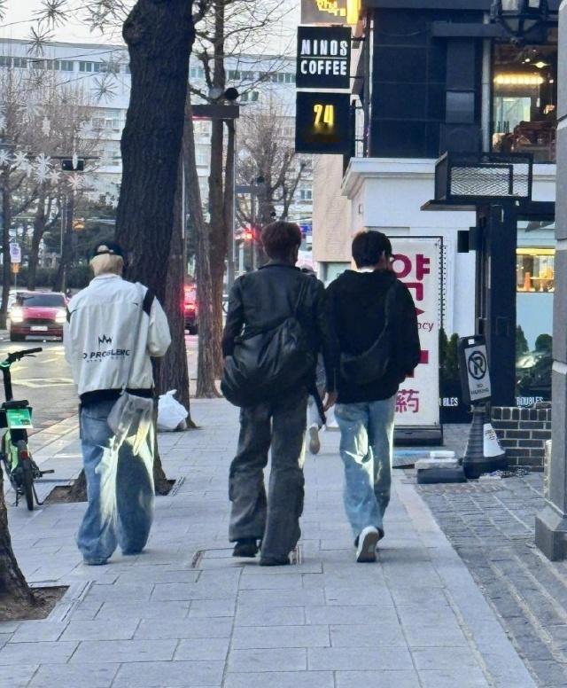 首尔街头偶遇夏之光翟潇闻赵让哦莫哦莫 谁又幸福了！？玩的开心哦 ​​​