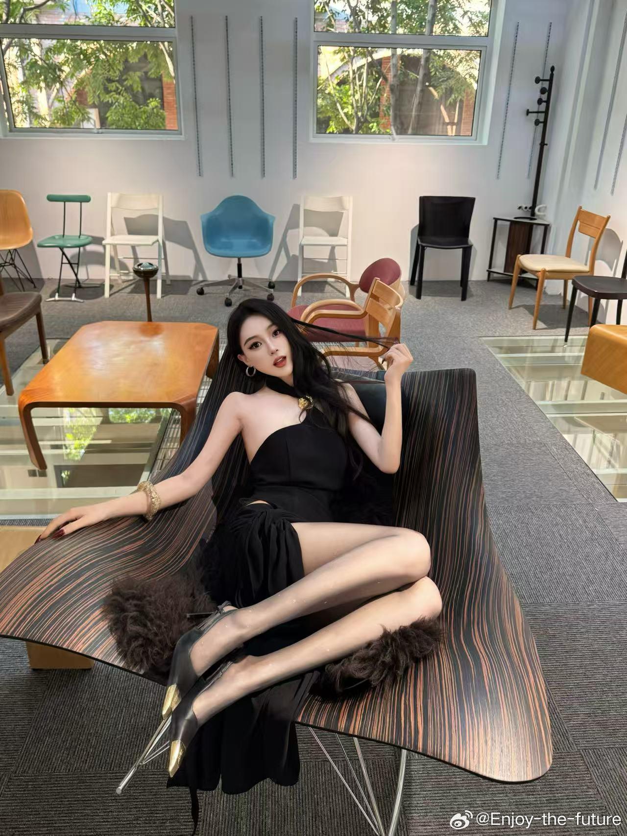 黑裙美人倚，静坐赏花影。