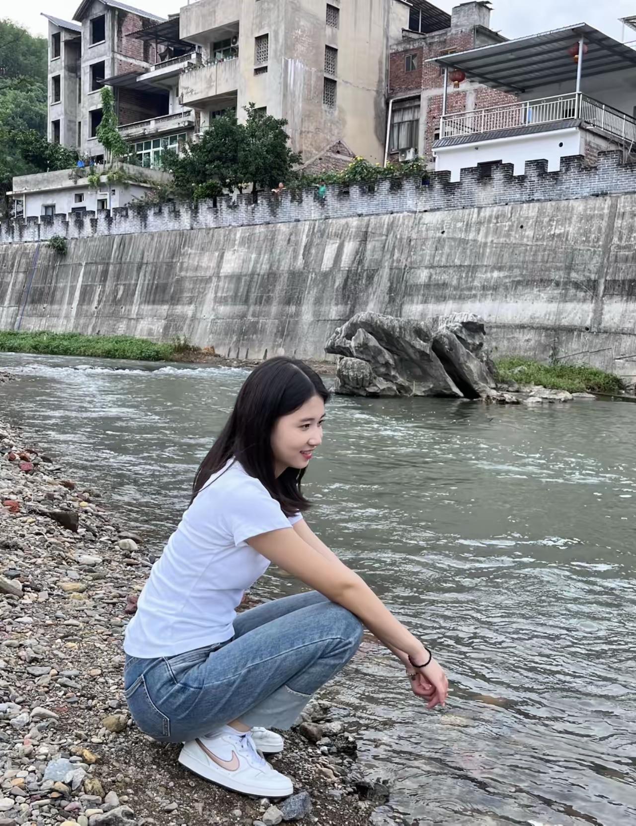 水边人影斜，轻抚流年沙。