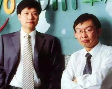 雷军 陈年 雷军在年度演讲现场讲了凡客创始人陈年的故事，那个曾经拥有一万多人的凡
