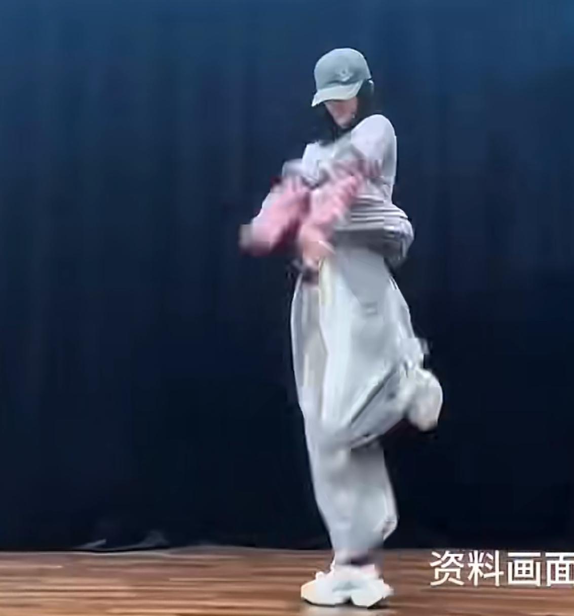 谢娜为演唱会带伤苦练三个月瘦8斤。
为了演唱会很拼啊。
谢娜演唱会排练舞视频来了