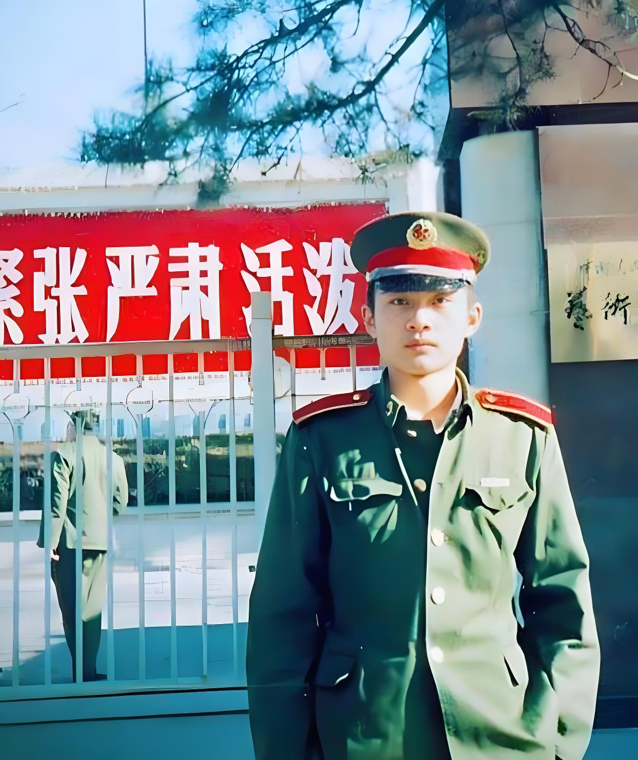 演员任帅军艺时期的老照片曝光，当年他和闫妮是同班同学。照片里，他身着老式军装，身