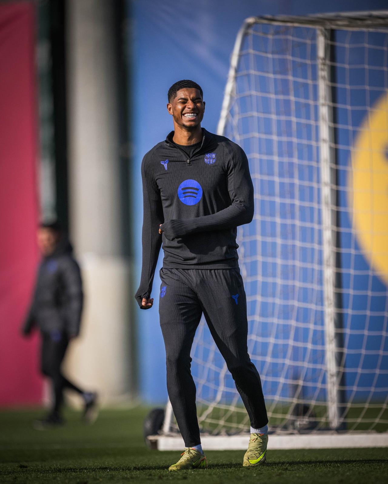 【巴萨不计划留下拉什福德】据TA的西班牙足球专家波尔·巴卢斯透露，巴萨方面尚未确