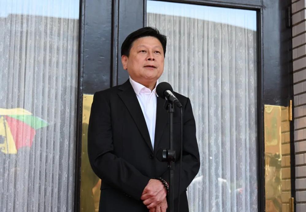 今天，国民党党团总召傅崐萁、书记长林沛祥和首席副书记长许宇甄共同提案，打算把原本